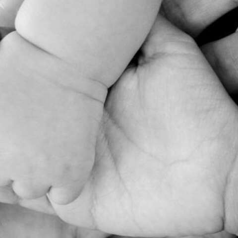 Ιστορική απόφαση στην Ιταλία: Τα νεογέννητα θα αποκτούν αυτόματα τα επώνυμα και των δύο γονέων 