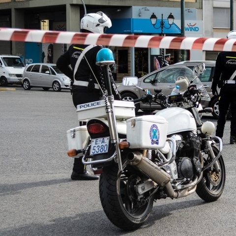 Κορδέλα της Αστυνομίας και μηχανή σε κλειστό δρόμο στην Αθήνα