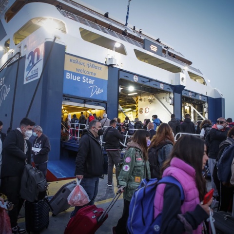 Λιμάνι Πειραιά: Στιγμιότυπο από την έξοδο των εκδρομέων του Πάσχα - πολίτες με μάσκα και βαλίτσες ετοιμάζονται για την επιβίβασή τους σε πλοίο