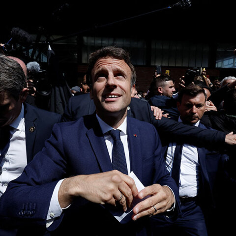 Ο Εμανουέλ Μακρόν δέχτηκε επίθεση με ντομάτες σε υπαίθρια αγορά στο Παρίσι