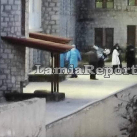 Γιατροί και νοσηλευτές στο νοσοκομείο Λαμίας, στο σημείο όπου αυτοκτόνησε ο ασθενής με κορωνοϊό