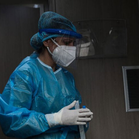 Εργαζόμενη σε κλιμάκιο του ΕΟΔΥ για τη διενέργεια rapid test για τον κορωνοϊό