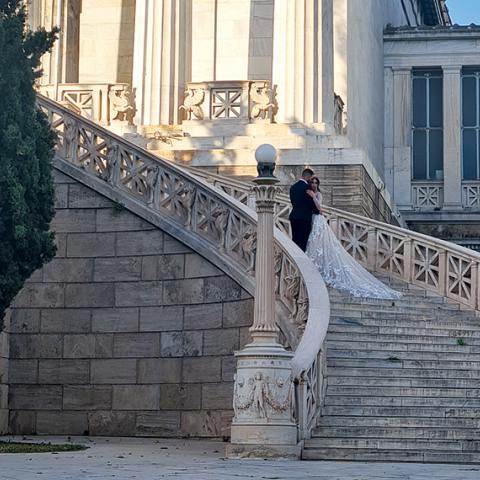 Φωτογράφιση στα σκαλιά της Εθνικής Βιβλιοθήκης