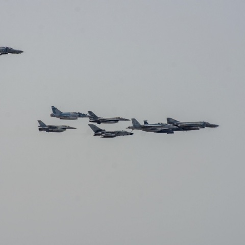 ΑΣΚΗΣΗ «ΗΝΙΟΧΟΣ 22» ΣΥΜΒΟΛΙΚΗ ΠΤΗΣΗ ΜΑΧΗΤΙΚΩΝ ΑΕΡΟΣΚΑΦΩΝ ΑΝΩΘΕΝ ΤΟΥ ΙΕΡΟΥ ΒΡΑΧΟΥ ΤΗΣ ΑΚΡΟΠΟΛΗΣ (ΓΡ. ΤΥΠΟΥ ΓΕΕΘΑ / EUROKINISSI)