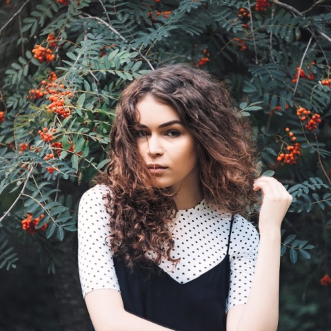 Ένα κορίτσι ποζάρει. 