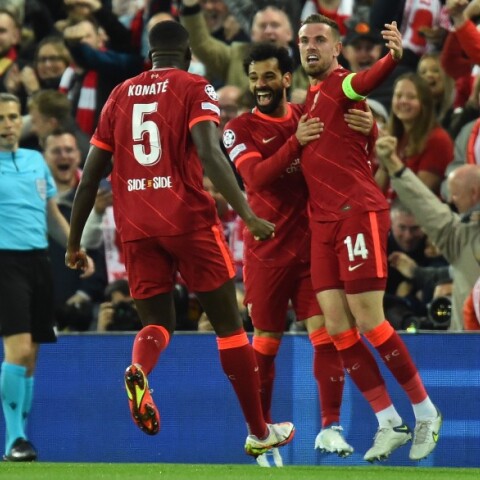 Οι παίκτες της Λίβερπουλ πανηγυρίζουν τη νίκη επί της Βιγιαρεάλ 