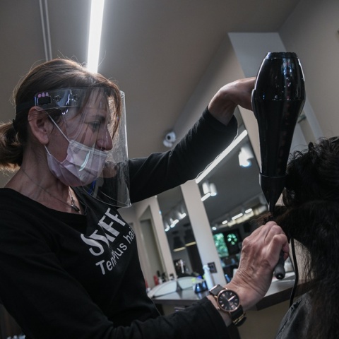 Μάσκα σε κομμωτήριο από εργαζόμενη και πελάτισσα