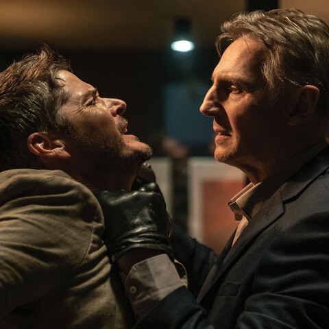 Οι ηθοποιοί Γκάι Πιρς (αριστερά) και Λίαμ Νίσον (δεξιά) στην ταινία «Η μνήμη του δολοφόνου»