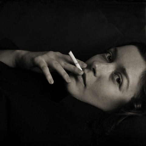 Γυναίκα που καπνίζει