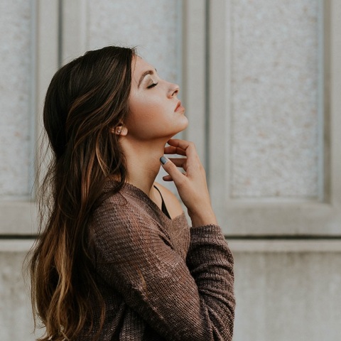 Ένα κορίτσι.