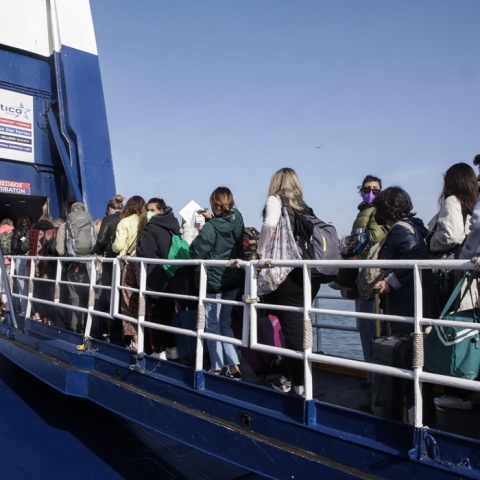 Πολίτες επιβιβάζονται σε πλοίο που αναχωρεί από το λιμάνι του Πειραιά