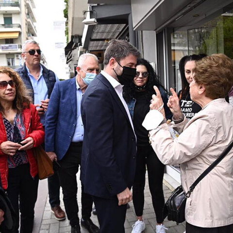 Ο Νίκος Ανδρουλάκης συνομιλεί με πολίτες στον Βόλο, όπου πραγματοποίησε περιοδεία