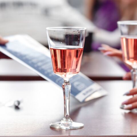 6 ωραία ελληνικά ροζέ κρασιά για να χαρείς την άνοιξη