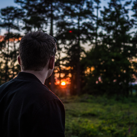 Άντρας που κοιτάει προς το δάσος