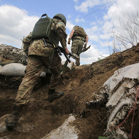 Ουκρανοί στρατιώτες σε χαρακώματα στο Ντονέτσκ