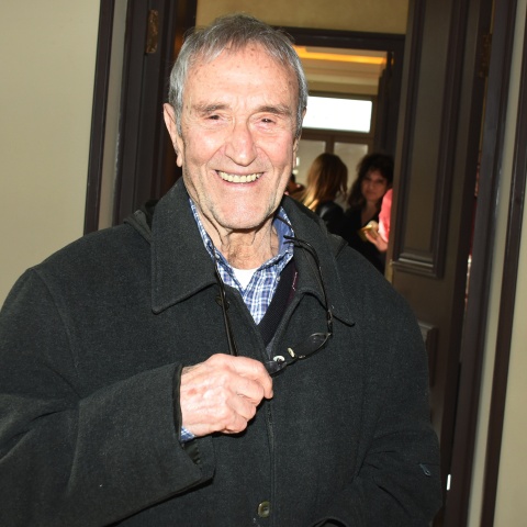 Ο ηθοποιός Γιάννης Βογιατζής χαμογελά στο κοινό