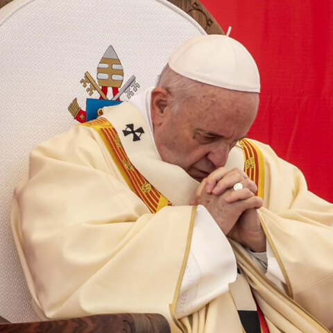 Ο Πάπας Φραγκίσκος ταλαιπωρείται από πόνο στο γόνατο, που δεν του επιτρέπει να περπατήσει