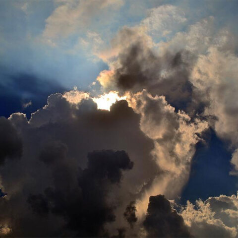 Με νεφώσεις ο καιρός το τριήμερο της Πρωτομαγιάς