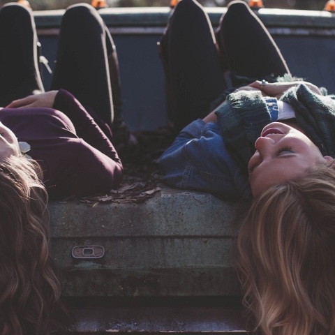 Δύο κορίτσια σε ενα παλίο φορτηγό.