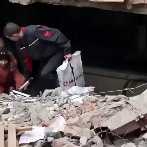 Άμαχοι απομακρύνονται από το υπόγειο της χαλυβουργίας Αζοφστάλ