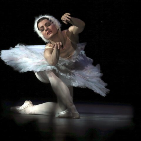 Μπαλαρίνα εκτελεί το πρόγραμμά της στο θέατρο Μπολσόι της Ρωσίας