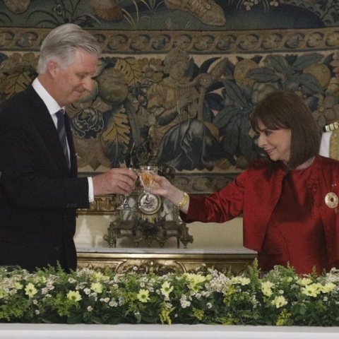 Δείπνο στο Προεδρικό Μέγαρο: Η Πρόεδρος της Δημοκρατίας, Κατερίνα Σακελλαροπούλου, τσουγκρίζει το ποτήρι της με τον βασιλιά Φίλιππο του Βελγίου