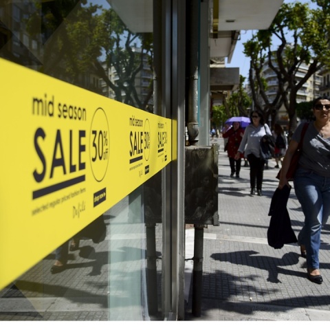 Ενδιάμεσες εκπτώσεις: Κατάστημα αναφέρει στη βιτρίνα του το ποσοστό της έκπτωσης