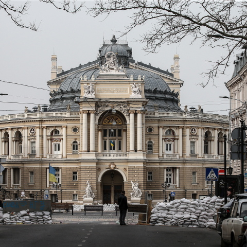 Το Εθνικό Θέατρο της Οδησσού στην Ουκρανία με σακιά άμμου προκειμένου να προστατευτεί από τους βομβαρδισμούς