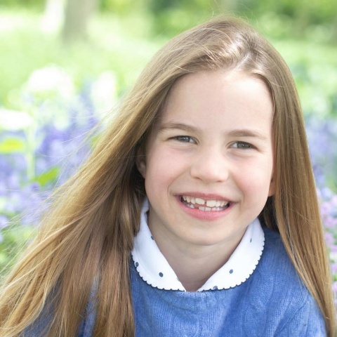 Η πριγκίπισσα Σάρλοτ ποζάρει χαμογελαστή στην Κέιτ Μίντλετον