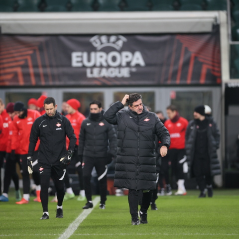 Παίκτες της Spartak Moscow κάνουν προθέρμανση για αγώνα της UEFA 