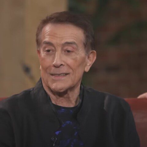 Ο τραγουδιστής Δάκης σε τηλεοπτική του εμφάνιση