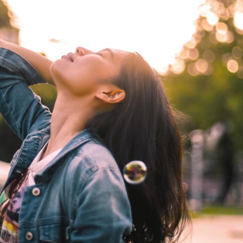 Ένα κορίτσι ποζάρει 
