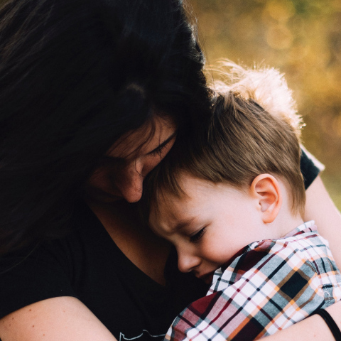 Μητέρα και αγοράκι αγκαλιά