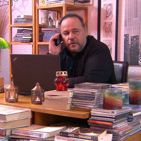 Ο Αλέξανδρος Ρήγας ως Ακύλας Σέκερης στην «Τούρτα της μαμάς» στην ΕΡΤ