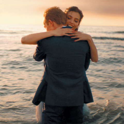 Άντρας και γυναίκα αγκαλιάζονται. Σκηνή από την ταινία «Δωμάτιο 108»