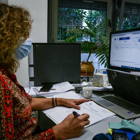 ΑΑΔΕ: Εργαζόμενη με μάσκα μπροστά από τον υπολογιστή της
