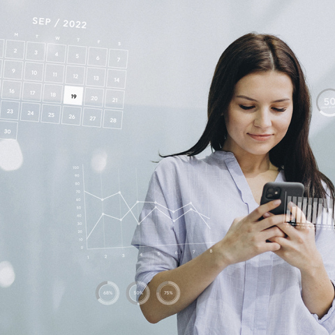 Μελαχρινή γυναίκα όρθια, κοιτάζει το κινητό της