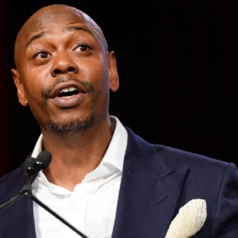 Άνδρας επιτέθηκε στον Ντέιβ Σαπέλ πάνω στη σκηνή