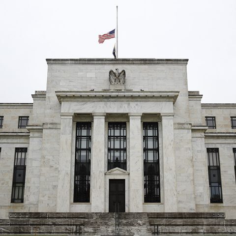 Αξίζει να σημειωθεί η Fed έχει προεξοφλήσει συνολικά έξι επιτοκιακές αυξήσεις για φέτος