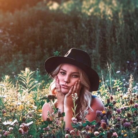 Ένα κορίτσι κοιτάει την κάμερα. 