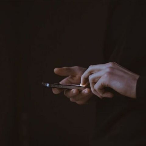 Ρόδος: 30χρονος πήγε να πουλήσει γυμνές φωτογραφίες της κόρης και της ανιψιάς του