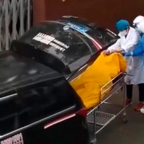 Μέσα σε σάκο στη νεκροφόρα ο ζωντανός ηλικιωμένος με κορωνοϊό στη Σαγκάη