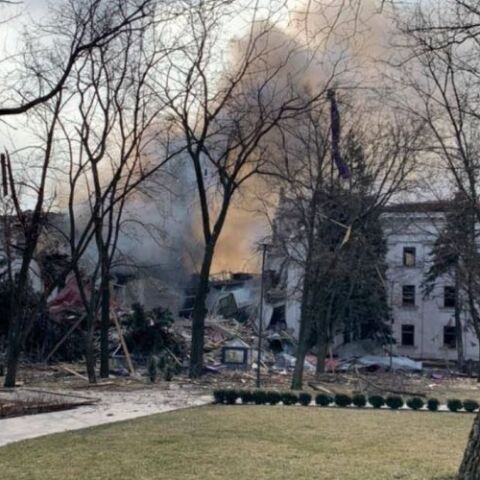 Μαριούπολη: «Δραματική» η κατάσταση – Άγνωστος ο αριθμός των θυμάτων από τον βομβαρδισμό στο θέατρο