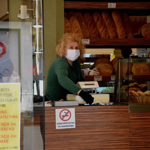 Γυναίκα φορά τη μάσκα της σε φούρνο