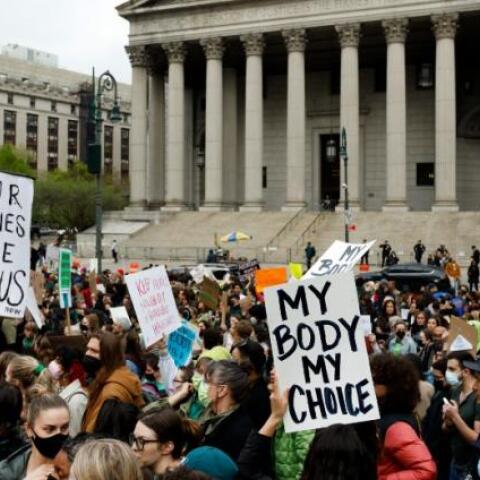 Διαδήλωση στη Ν. Υόρκη για τις αμβλώσεις: «Σταματήστε τον πόλεμο κατά των γυναικών»