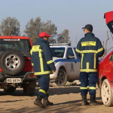 Άνδρες της ΕΜΑΚ αναζητούν αθλητή που έπεσε σε χαράδρα στη Ναυπακτία