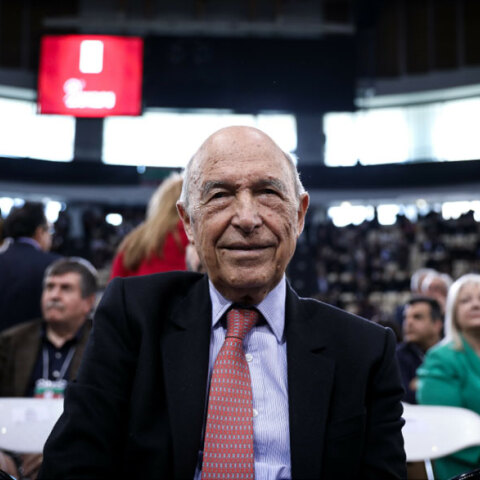 Ο Κώστας Σημίτης δίνει τα εύσημα στον Νίκο Ανδρουλάκη για τις θέσεις του ΚΙΝΑΛ σε οικονομία και ενεργειακή κρίση