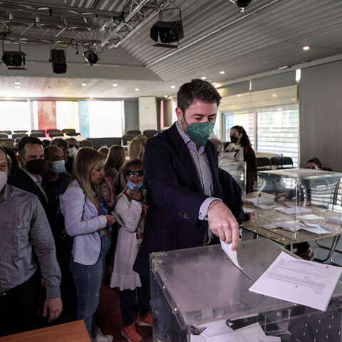 Ο Νίκος Ανδρουλάκης, πρόεδρος του ΚΙΝΑΛ - ΠΑΣΟΚ, ψηφίζει στις εσωκομματικές κάλπες