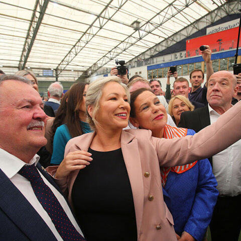 Η Μισέλ Ο’Νιλ του Σιν Φέιν είναι η γυναίκα που θέλει να ενώσει τις δύο Ιρλανδίες