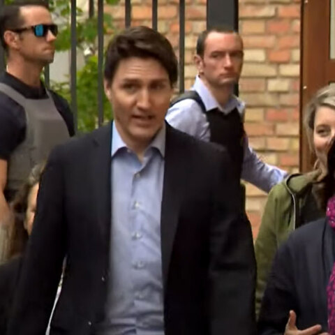 Ο Τζάστιν Τριντό προσέρχεται στην πρεσβεία του Καναδά στο Κίεβο